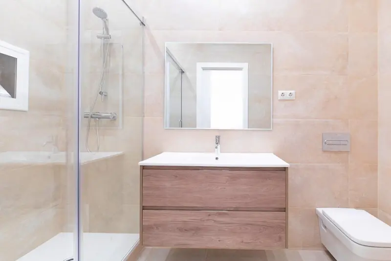 Baño con mueble de madera