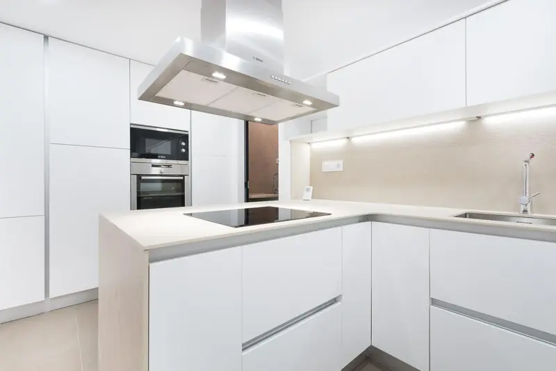 Cocina blanca con península